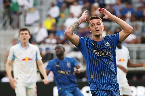 إصابة تثير القلق في الهلال.. سافيتش يغادر المران بالعكاز نحو المستشفى